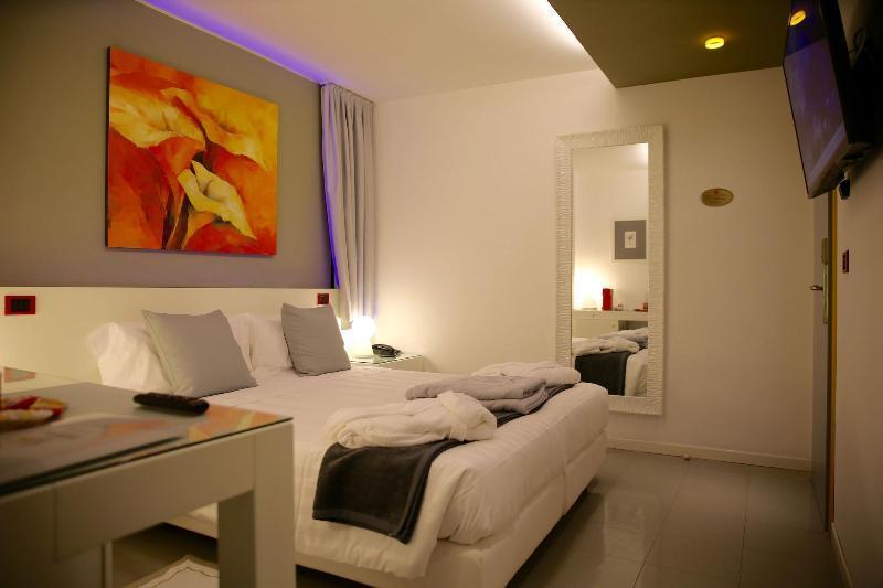 Monaco Suites Hotel Линяно Сабиадоро Екстериор снимка