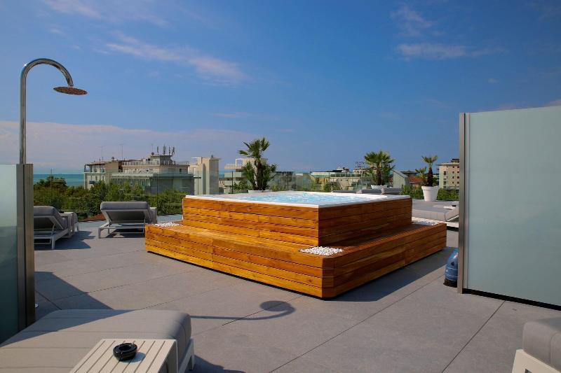 Monaco Suites Hotel Линяно Сабиадоро Екстериор снимка