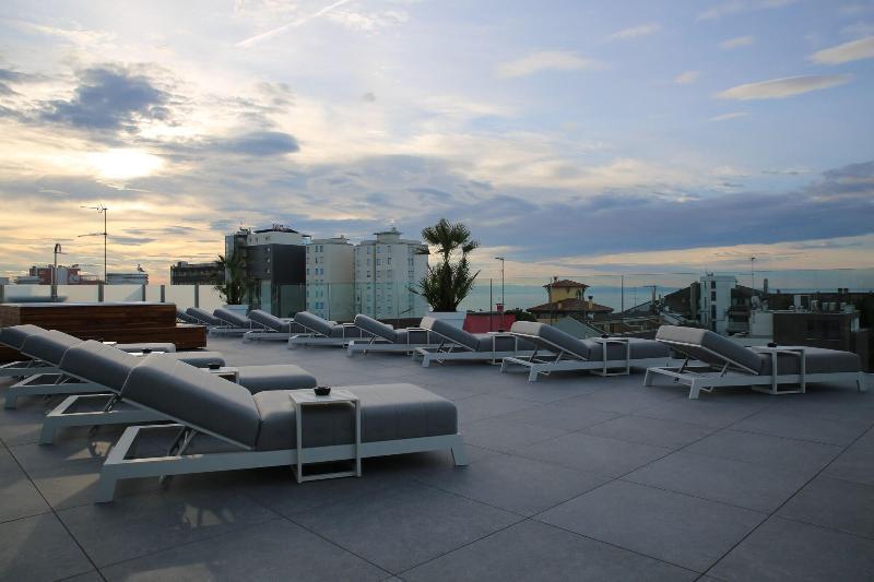 Monaco Suites Hotel Линяно Сабиадоро Екстериор снимка