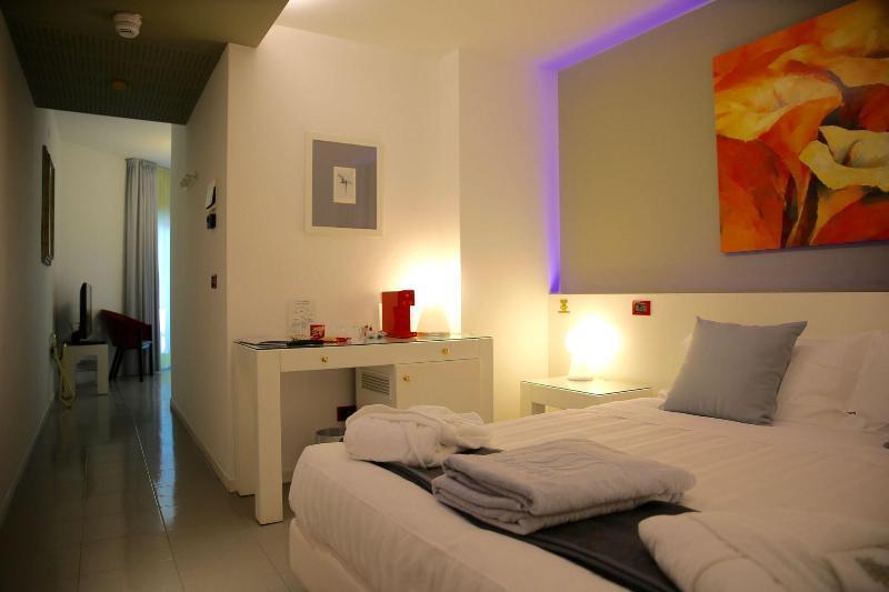 Monaco Suites Hotel Линяно Сабиадоро Екстериор снимка
