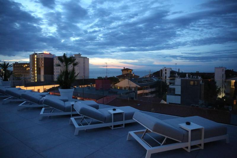 Monaco Suites Hotel Линяно Сабиадоро Екстериор снимка