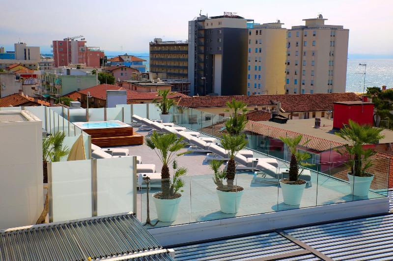 Monaco Suites Hotel Линяно Сабиадоро Екстериор снимка