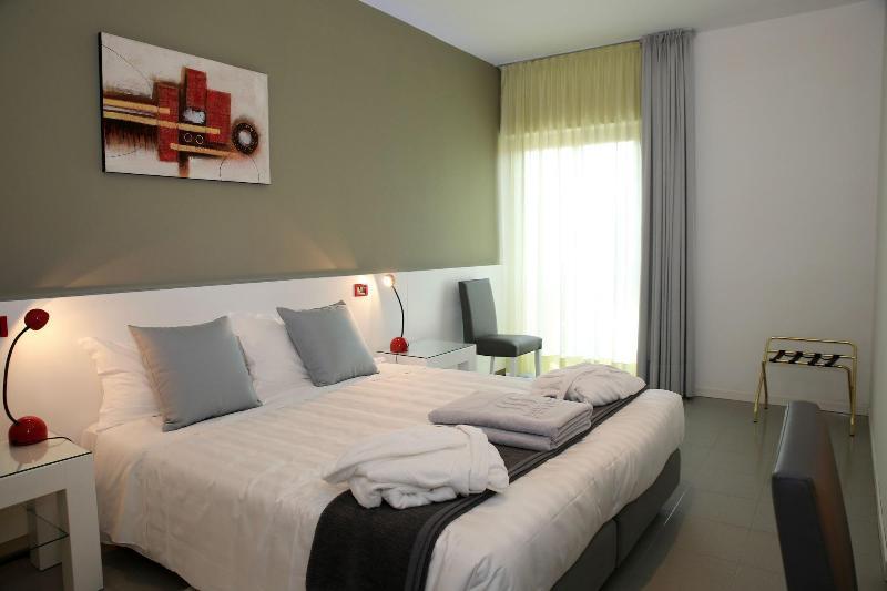 Monaco Suites Hotel Линяно Сабиадоро Екстериор снимка