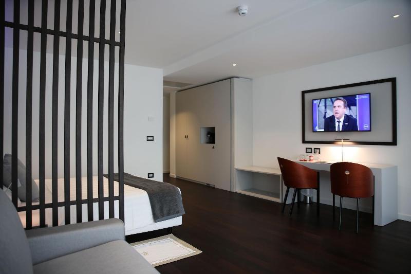 Monaco Suites Hotel Линяно Сабиадоро Екстериор снимка