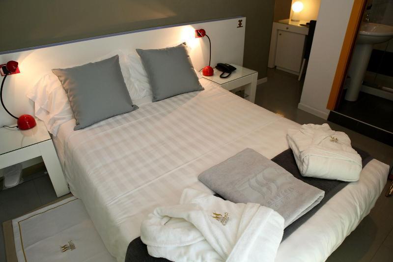 Monaco Suites Hotel Линяно Сабиадоро Екстериор снимка