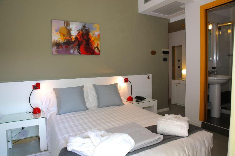 Monaco Suites Hotel Линяно Сабиадоро Екстериор снимка