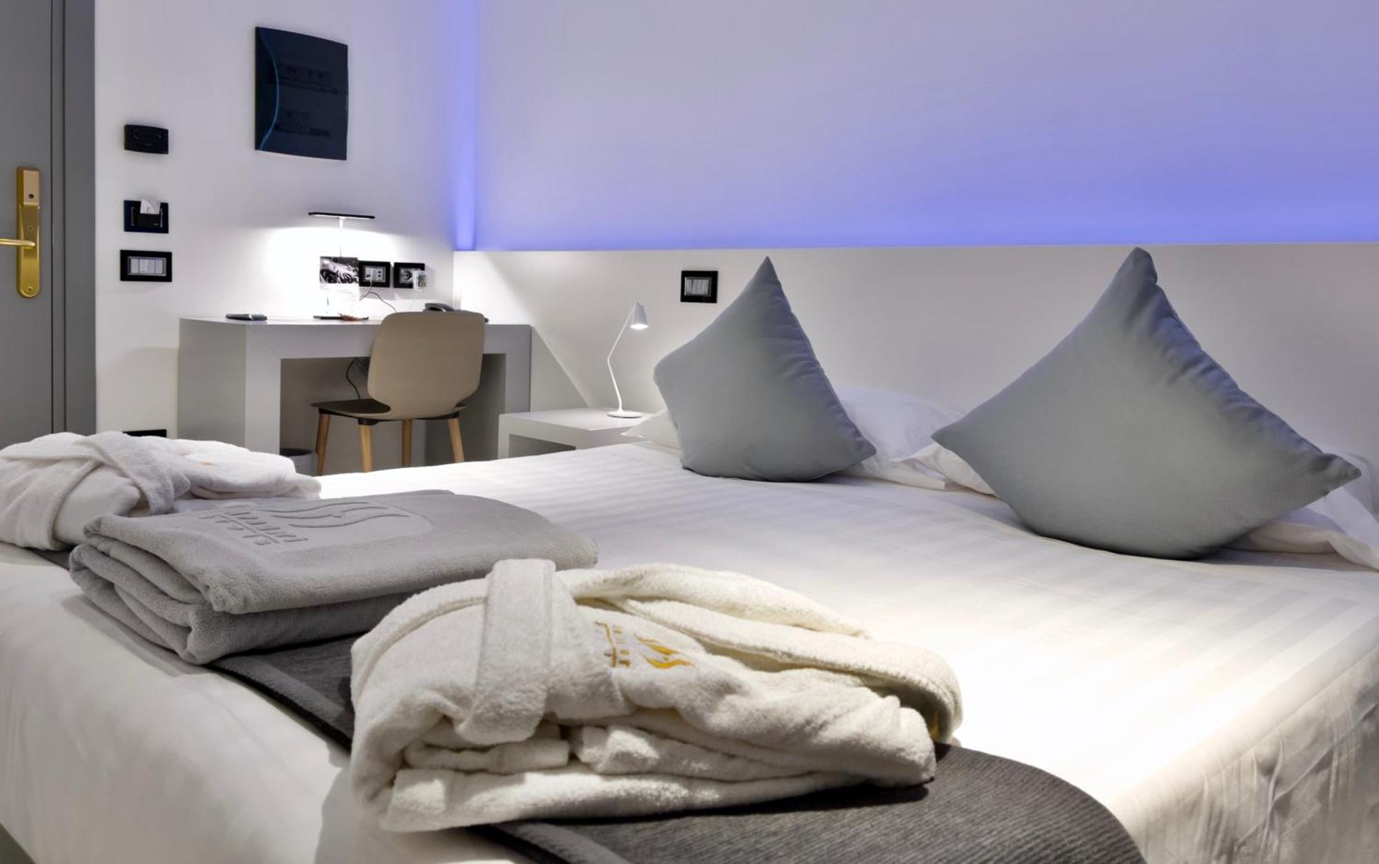 Monaco Suites Hotel Линяно Сабиадоро Стая снимка